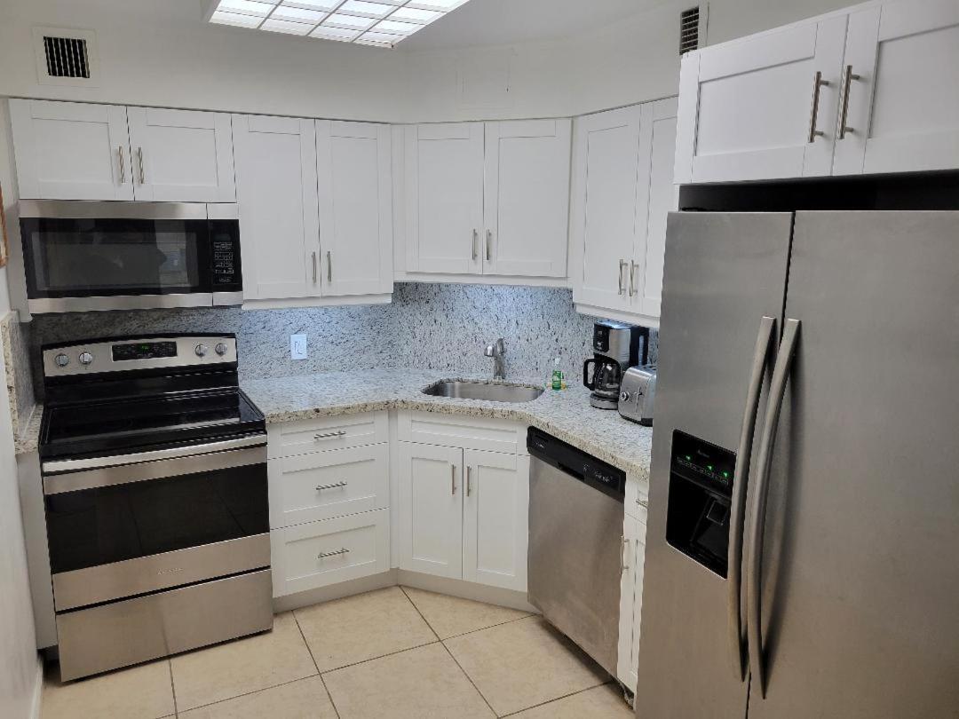 2 Bedroom 2 Bath Beachfront Condo On Miami Beach Millionaire Row Екстериор снимка